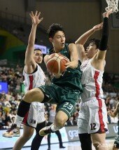 박인웅, 화려한 골밑 패스