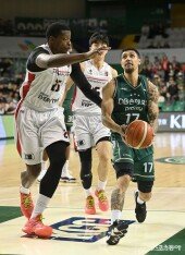 알바노 ‘슛일까 패스일까?’