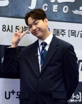 MC 유재필 ‘깜찍한 V’