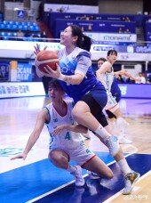 이두나 ‘아래 조심해’