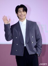 위하준, 女心 녹이는 손인사~