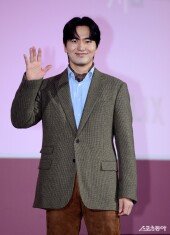 이진욱, 젠틀한 손인사~