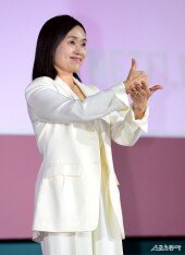 순백의 강애심 ‘밝은 인사’