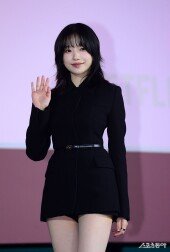 조유리 ‘초미니 밀착 올블랙~’