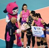 아본단자 감독 ‘연경 MVP 축하해’