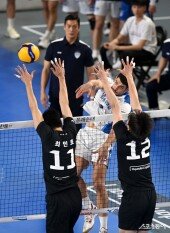 그로즈다노프 ‘뒤에 감독님이 보고 있다’