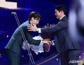 박찬호의 골든글러브 수상을 축하하는 오지환