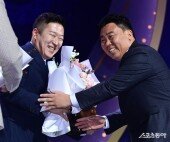 최형우-이범호 감독, 닮은 듯 꽃미소