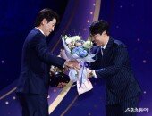 박동원에 축하 받는 강민호