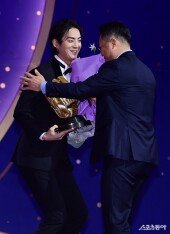 구자욱, 박진만 감독의 축하에 기분 좋은 웃음
