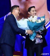 이종열 단장으로부터 꽃다발 받는 원태인