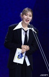 엄지윤, 외야수 골든글러브 시상하러 왔어요