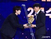 김혜성 대신해 수상하는 박정음 코치