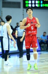 박지훈 ‘버저비터로 2점 차 추격’