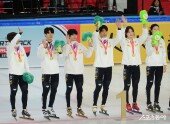 남녀 혼성 계주 금메달 목에 건 한국 쇼트트랙 대표팀