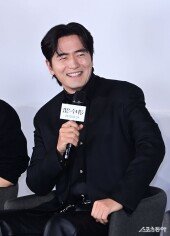 이진욱, 여심 녹이는 눈웃음