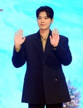 려운, 훈남 손인사~