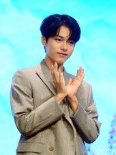 이진우, 꽃받침 포즈~