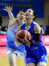 모모나, 침착하게 슛~