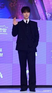 배인혁, 모델 같은 손인사