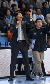 작전 지시하는 김태술 감독