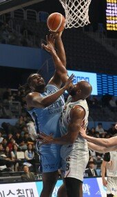 번즈 ‘골밑 슛’