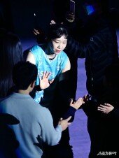 홈 팬들과 인사하는 김미연