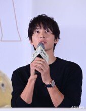 송중기, 소년미 넘치는 인사