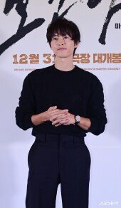 송중기, 강렬한 소년미