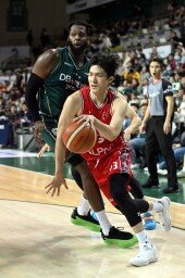 배병준 ‘수비 제치고’