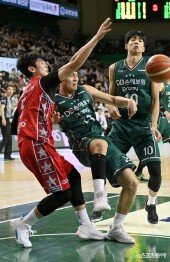 박인웅 ‘공이 멀어져가’