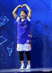 심성영, 팬들에게 하트 발사~