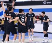 허수봉, 2위 대한항공에 셧아웃 승리 ‘짜릿한 포효’