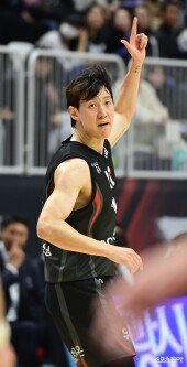 한희원, 3점슛에 손 번쩍