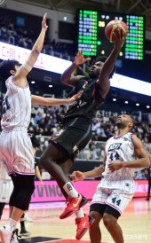 해먼즈, 공중을 날아서