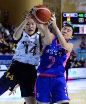 송윤하-강유림 ‘치열한 리바운드 다툼’