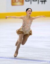 연기하는 김채연