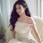 고윤정, 가녀린 어깨라인+우아한 드레스 자태 ‘압도적’ [화보]