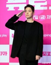 박정민 ‘각 잡힌 거수 경례~’