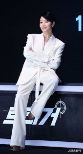 김혜수, ‘트리거’ 탐사 보도 팀장