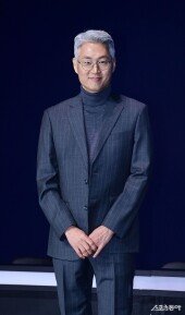 유선동 감독, 탐사 보도 진행자 같은 미소