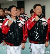 염경엽 감독-김정준 수석코치 ‘2025시즌 주먹 불끈!’