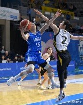 나츠키 ‘한 손은 막고’