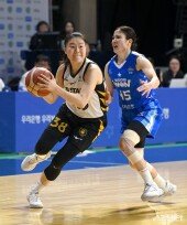 나윤정 ‘수비 제치고’