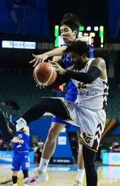 먼로-이원석, 치열한 리바운드