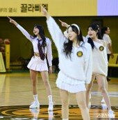 KB 치어리더, 시선 사로잡는 손짓