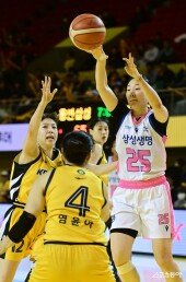 배혜윤, 상대팀 머리 위로