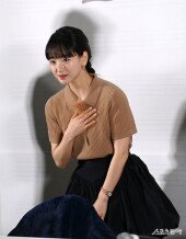 원진아, 조심스런 인사