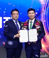 제42대 대한체육회장 당선증 받는 유승민