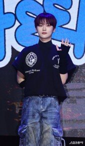 위아이 강석화, 떨리는 손인사